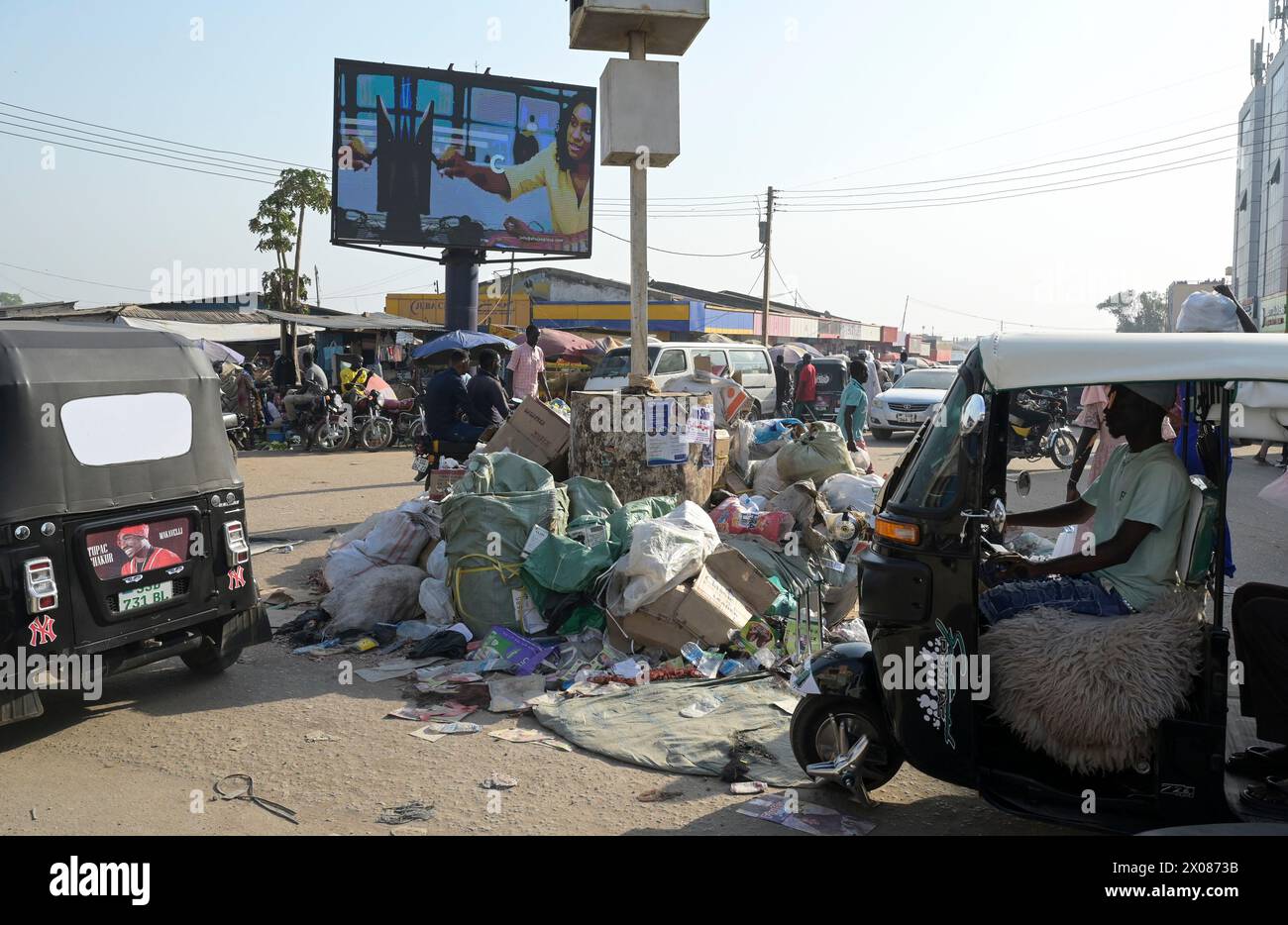 SOUTH-SUDAN, capital city Juba, garbage on the road / SÜDSUDAN, Hauptstadt Juba, Straßenszene, Müll auf der Straße Stock Photo