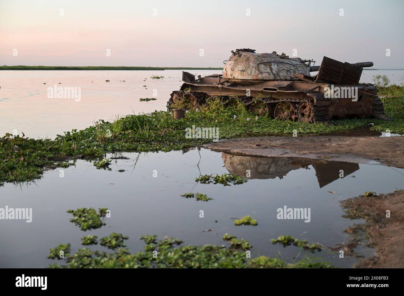 SOUTH SUDAN, Upper Nile state, town Renk, river White Nile, abandoned wreck of soviet russian made battle tank T-54 of SPLA Sudan Peoples Liberation Army from the second sudanese civil war with North Sudan SAF Sudan Armed Forces Stock Photo