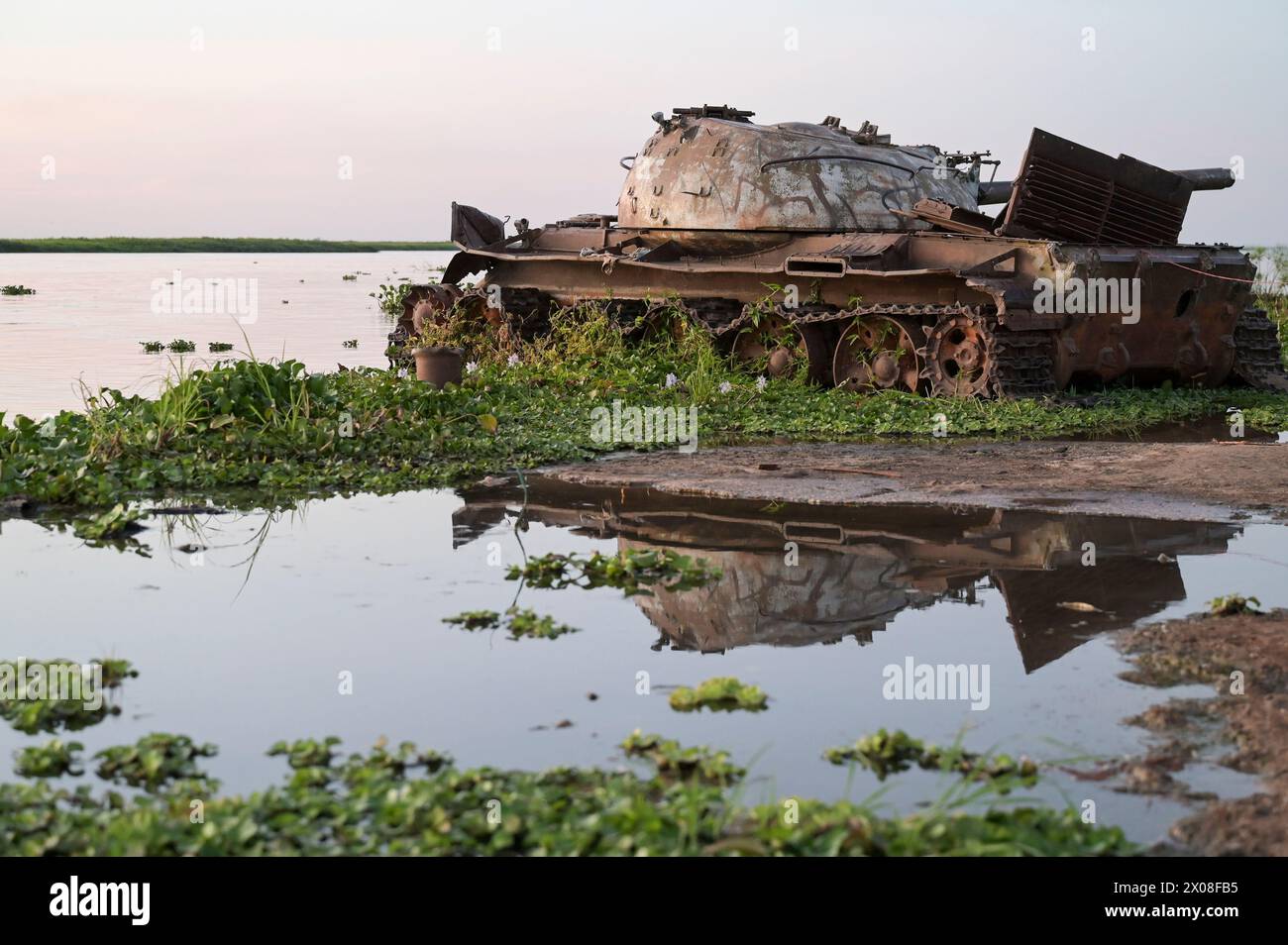 SOUTH SUDAN, Upper Nile state, town Renk, river White Nile, abandoned wreck of soviet russian made battle tank T-54 of SPLA Sudan Peoples Liberation Army from the second sudanese civil war with North Sudan SAF Sudan Armed Forces Stock Photo