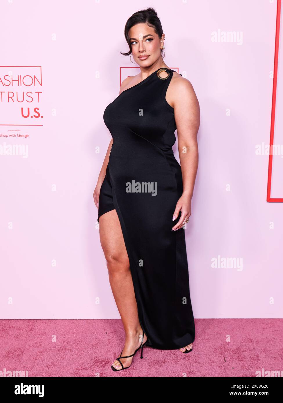 BEVERLY HILLS LOS ANGELES CALIFORNIA USA APRIL 09 Ashley Graham Beverly Hills Los Angeles California Usa April 09 Ashley Graham Arrives At The Fashion Trust Us Awards 2024 Held At A Private Residence On April 9 2024 In Beverly Hills Los Angeles California United States Photo By Xavier Collinimage Press Agency 2X08G20 