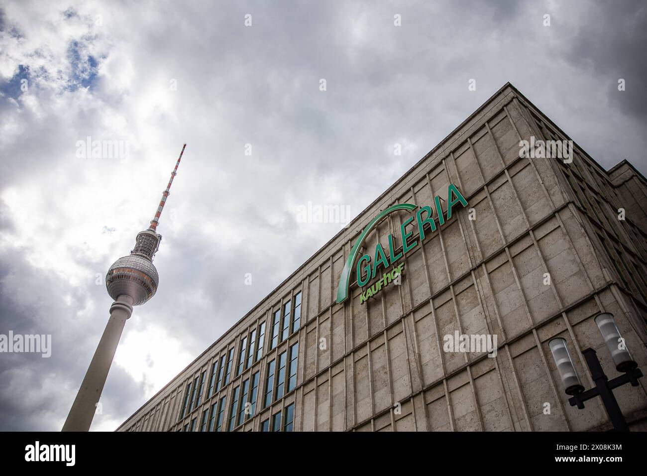 Schriftzug von Galeria Kaufhof an einer Filiale am 10. April 2024 am ...