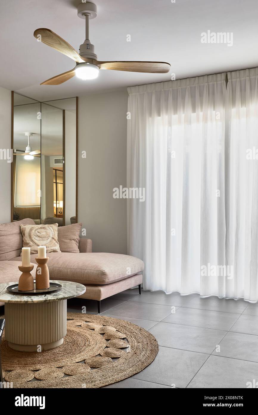 Large window displays hi-res stock photography and images - Alamy