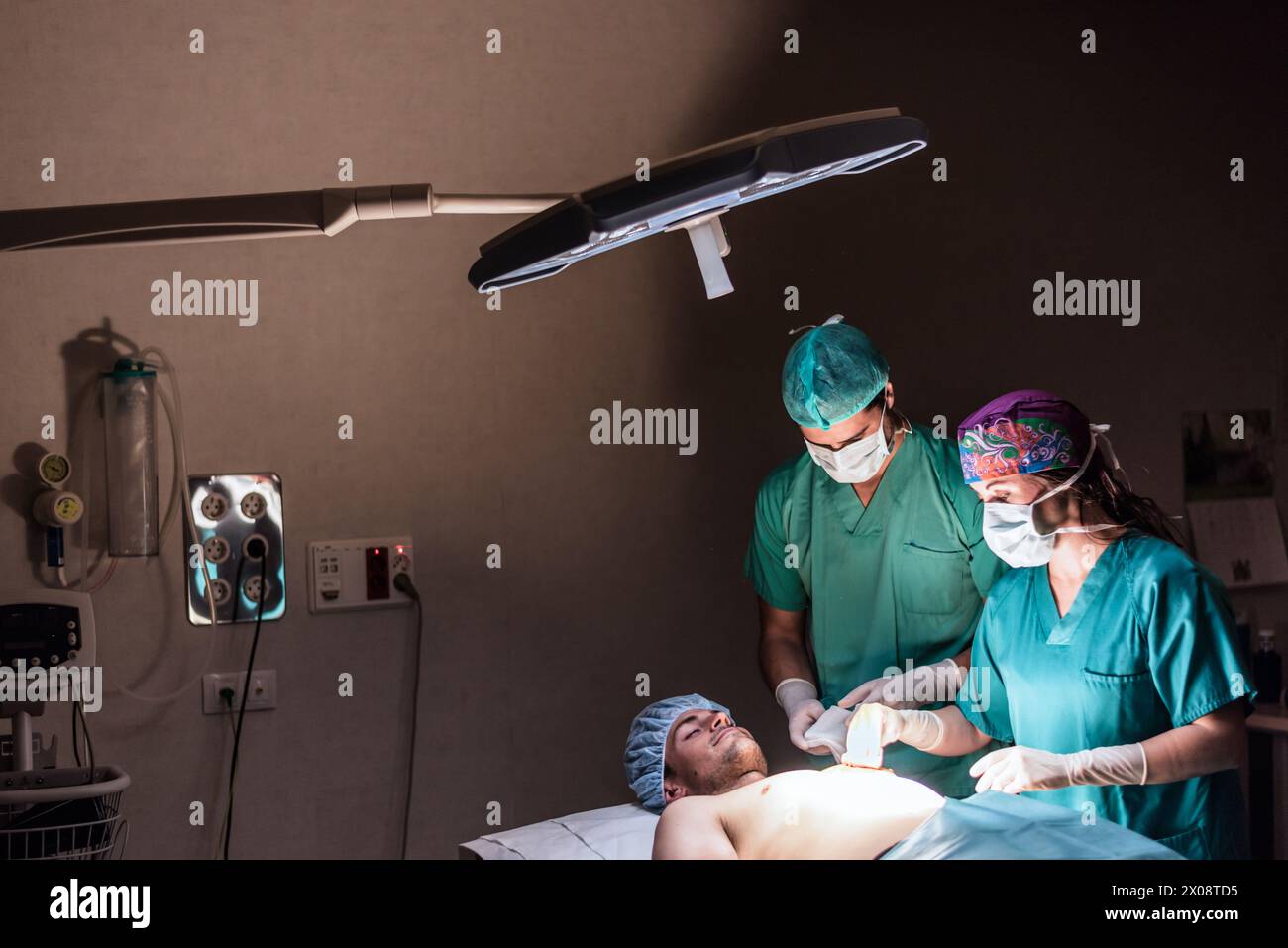 Medical workers making operation hi-res stock photography and images ...