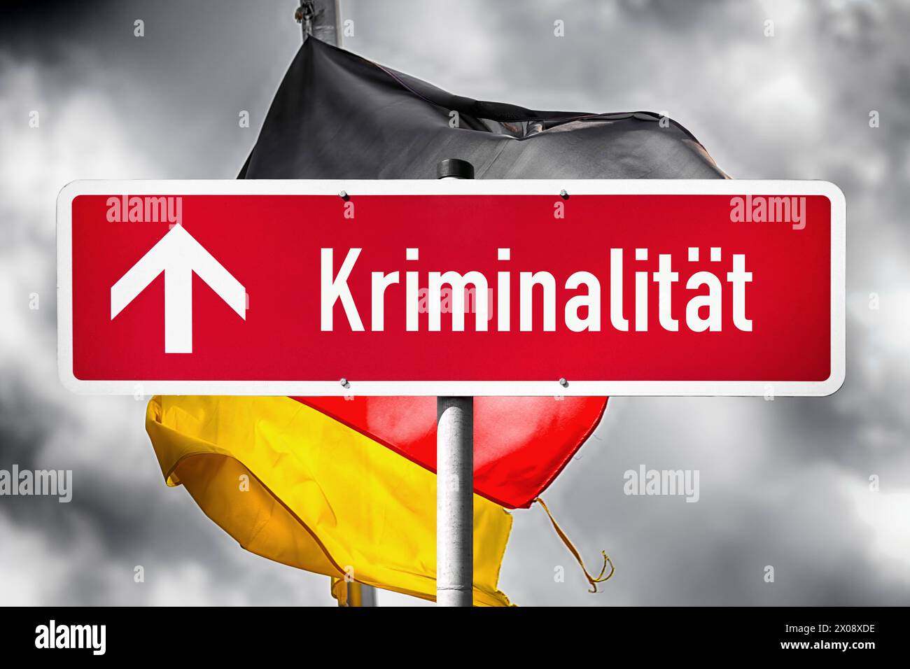 FOTOMONTAGE, Rotes Schild mit Aufschrift Kriminalität und steigendem Pfeil vor Deutschlandfahne *** PHOTOMONTAGE, Red sign with inscription crime and rising arrow in front of German flag Stock Photo