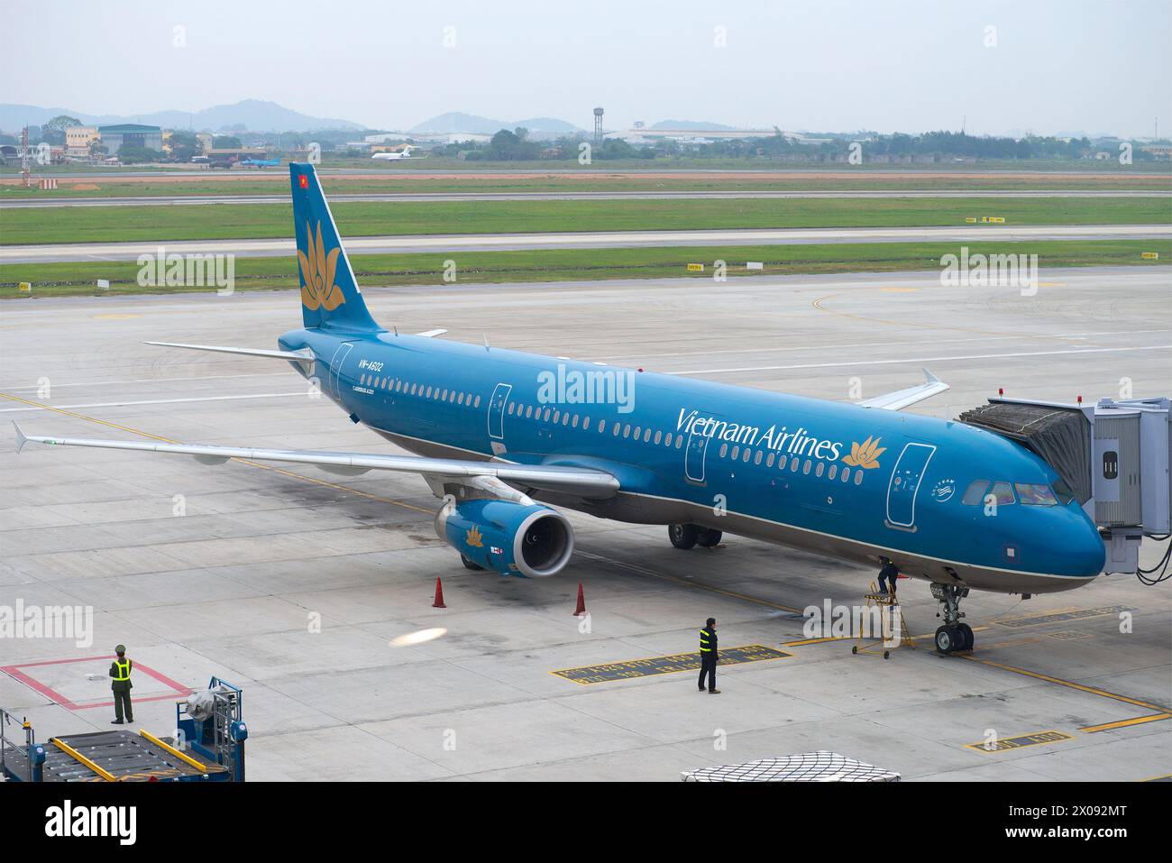 HANOI, VIETNAM - JANUARY 12, 2016: Airbus A321 Vietnam Airlines in Noi ...