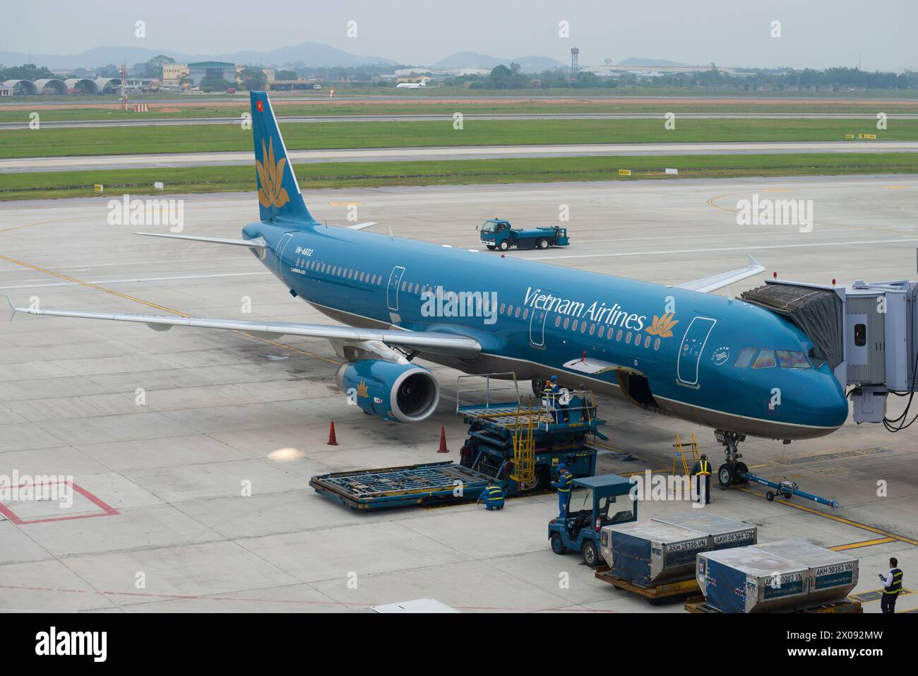 Airbus a321 vietnam airlines hi-res stock photography and Airbus a321 vietnam airlines hi-res stock photography and