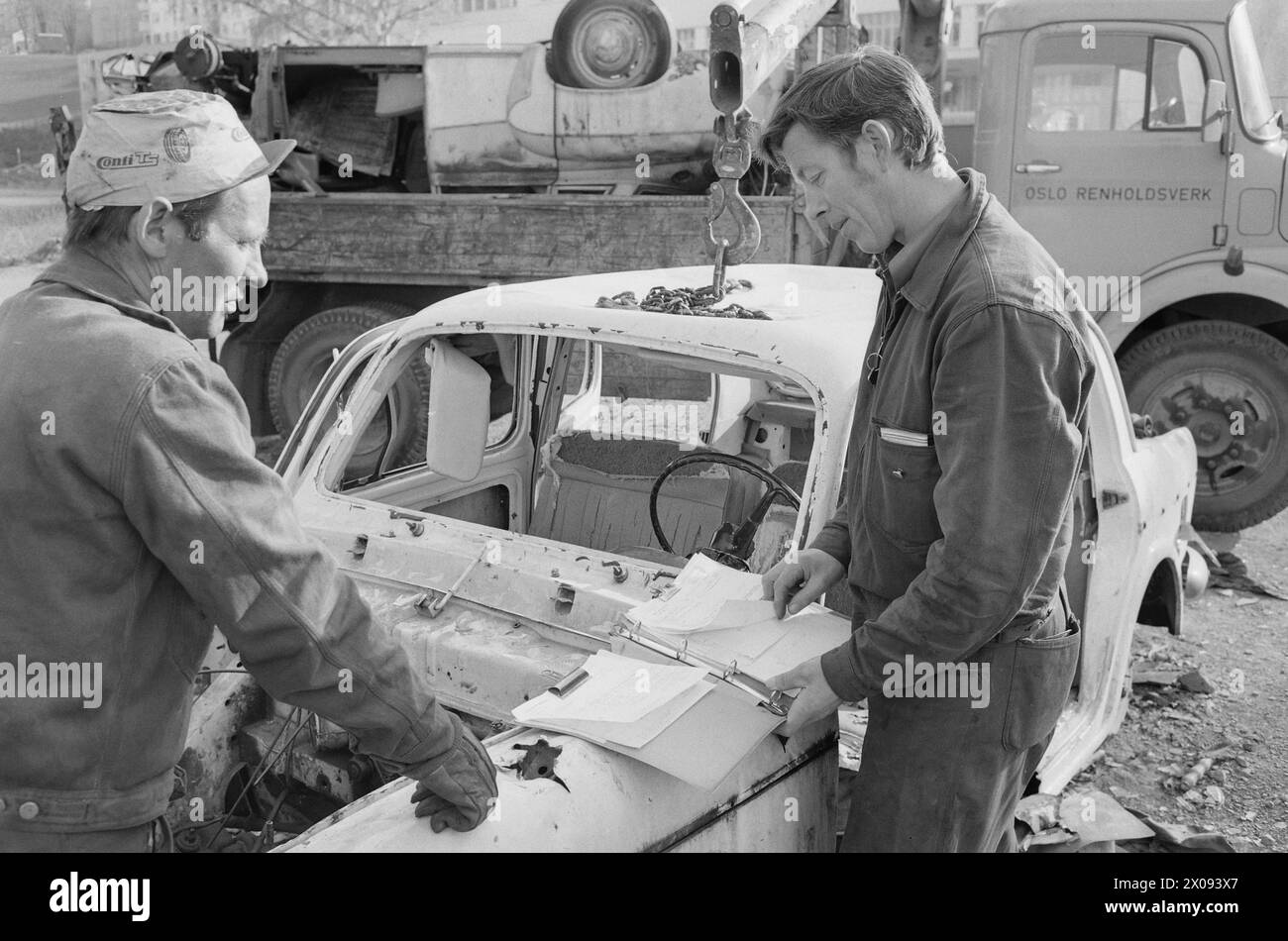 Actual 18 1 1974 Wreck on derailmentOslo Renholdsverk picks up car