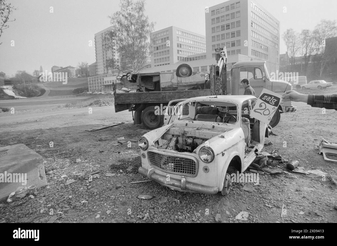 Actual 18 1 1974 Wreck on derailmentOslo Renholdsverk picks up car