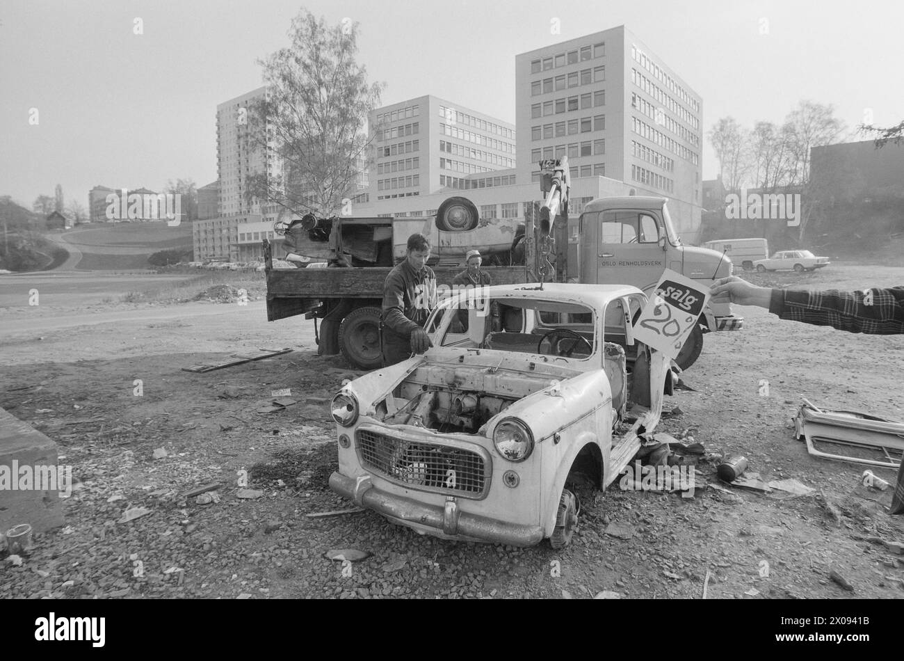 Actual 18 1 1974 Wreck on derailmentOslo Renholdsverk picks up car