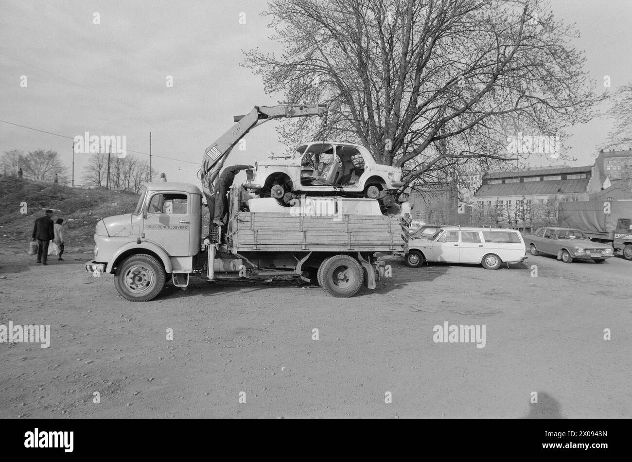 Actual 18 1 1974 Wreck on derailmentOslo Renholdsverk picks up car