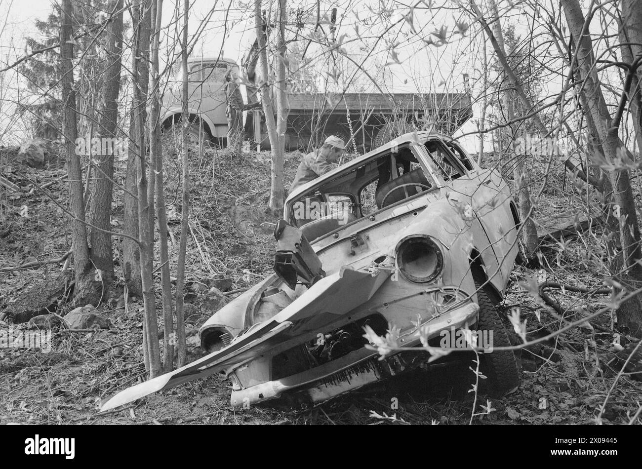 Actual 18 1 1974 Wreck on derailmentOslo Renholdsverk picks up car