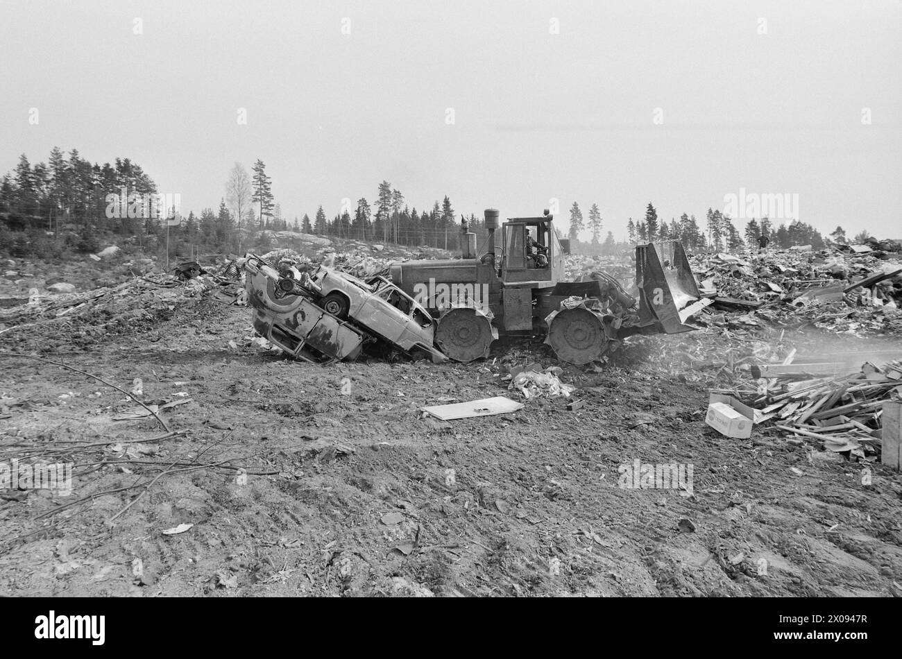 Actual 18 1 1974 Wreck on derailmentOslo Renholdsverk picks up car