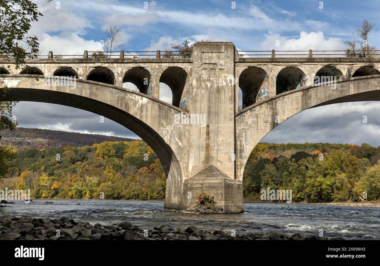 delaware river viaduct (abandoned rail bridge at delaware water gap ...