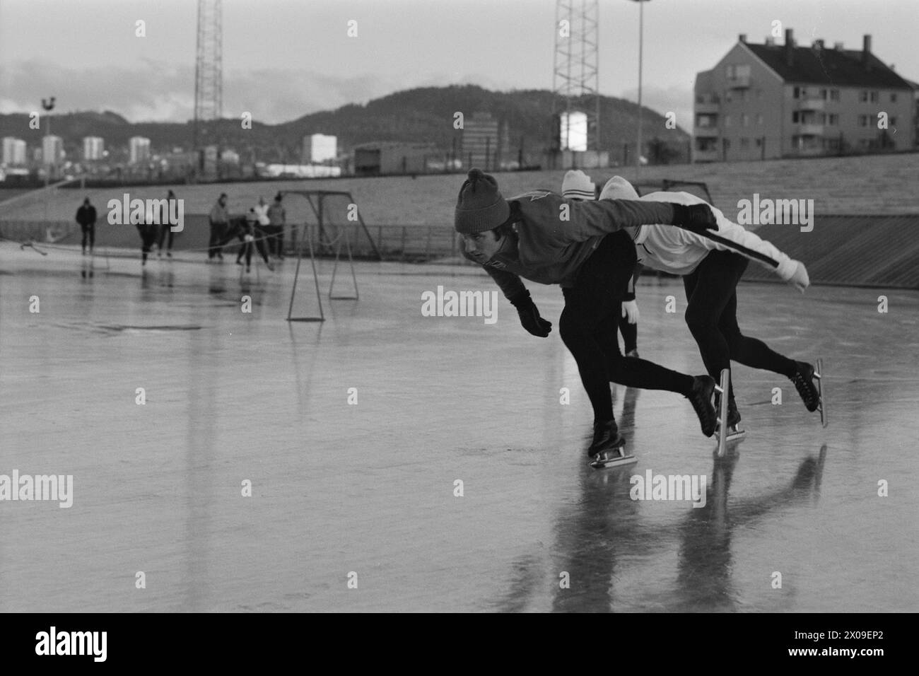 Aktuell 44-6-1973 : Stjernenes sportIdrett er politikk. Skøytesporten er enormt populær i Norge, som underholdning. Som en bevegelse for å få folk til å gå på skøyter er den lite vellykket. Skøyteforbundet satser på eliten. En må kunne si at det knapt er plass for masseidrett på isen. Det er stjernenes sport.  Foto. Aage Storløkken / Ivar Aaserud / Aktuell / NTB ***FOTO IKKE BILDEBEHANDLET***    This text has been automatically translated! Stock Photo