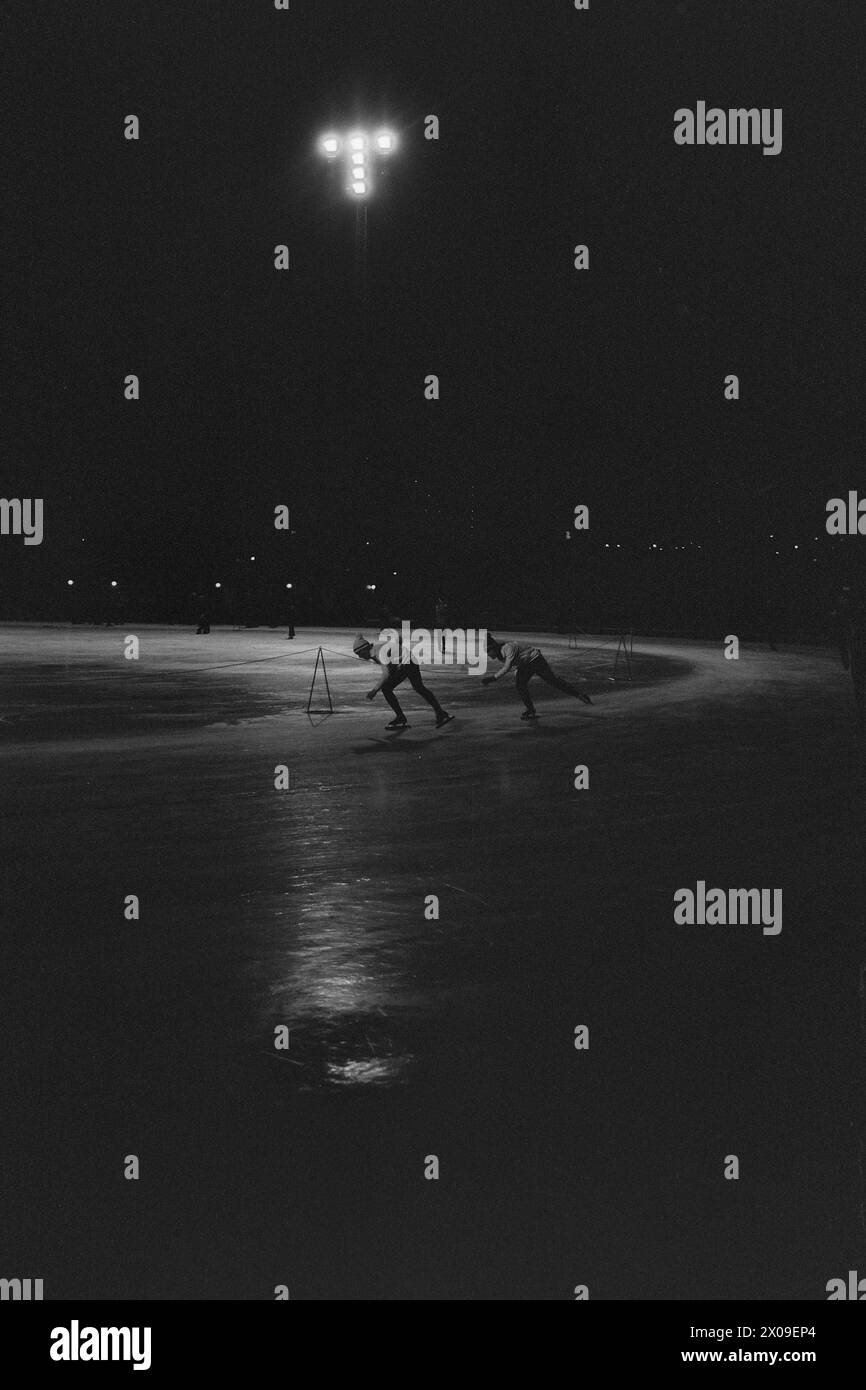 Aktuell 44-6-1973 : Stjernenes sportIdrett er politikk. Skøytesporten er enormt populær i Norge, som underholdning. Som en bevegelse for å få folk til å gå på skøyter er den lite vellykket. Skøyteforbundet satser på eliten. En må kunne si at det knapt er plass for masseidrett på isen. Det er stjernenes sport.  Foto. Aage Storløkken / Ivar Aaserud / Aktuell / NTB ***FOTO IKKE BILDEBEHANDLET***    This text has been automatically translated! Stock Photo