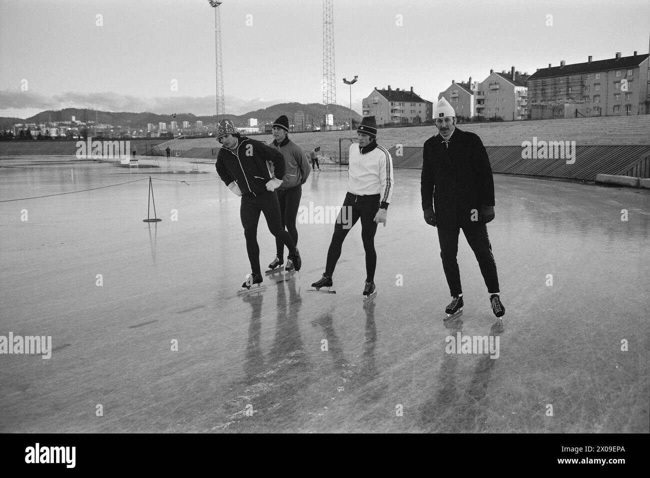 Aktuell 44-6-1973 : Stjernenes sportIdrett er politikk. Skøytesporten er enormt populær i Norge, som underholdning. Som en bevegelse for å få folk til å gå på skøyter er den lite vellykket. Skøyteforbundet satser på eliten. En må kunne si at det knapt er plass for masseidrett på isen. Det er stjernenes sport.  Foto. Aage Storløkken / Ivar Aaserud / Aktuell / NTB ***FOTO IKKE BILDEBEHANDLET***    This text has been automatically translated! Stock Photo