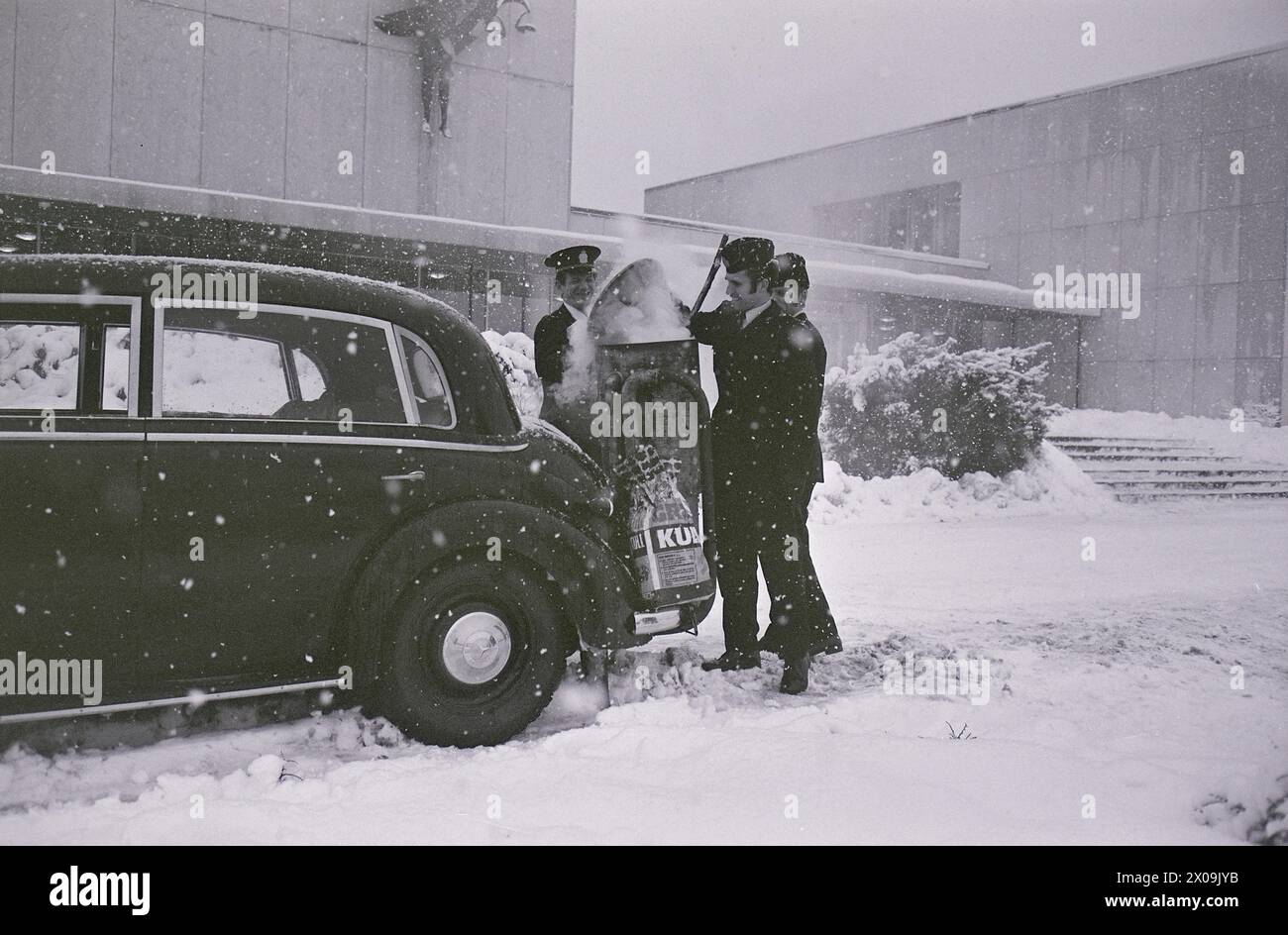 Aktuell 50-3-1973 : Her kommer knottbilenVi kjørte generatorbil Kongsberg-Drammen tur-retur. Den eldre generasjon nikket gjenkjennende til krigstidens da berønte knottbil. Knottbilen har en generator som brenner trekull, noe som igjen er aktuelt når det er mangel på drivstoff.  Stopp! Politiet i Drammen hadde ingen instrukser for bruk av generatorbiler i de bilfrie helgene. Men de hadde ikke hørt om at knottbileiere kunne få kjøre som de ville. Men det skulle være greit å få tillatelse.  Foto: Ivar Aaserud / Aktuell / NTB ***FOTO IKKE BILDEBEHANDLET***    This text has been automatically trans Stock Photo