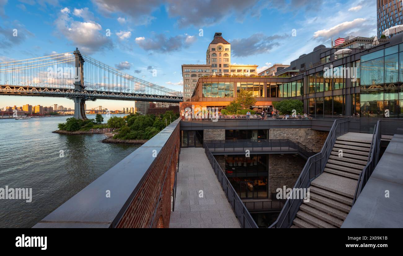 Brooklyn, New York City: People shopping and enjoying the last rays of the sunset at the Empire Stores shopping mall. Empire Fulton Ferry Park, DUMBO Stock Photo