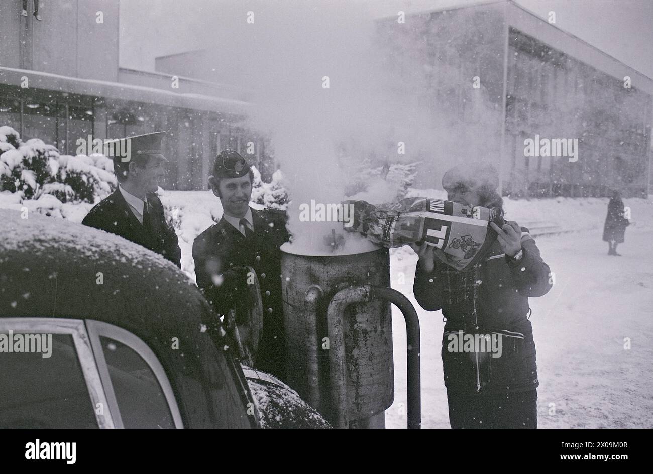 Aktuell 50-3-1973 : Her kommer knottbilenVi kjørte generatorbil Kongsberg-Drammen tur-retur. Den eldre generasjon nikket gjenkjennende til krigstidens da berønte knottbil. Knottbilen har en generator som brenner trekull, noe som igjen er aktuelt når det er mangel på drivstoff.  Stopp! Politiet i Drammen hadde ingen instrukser for bruk av generatorbiler i de bilfrie helgene. Men de hadde ikke hørt om at knottbileiere kunne få kjøre som de ville. Men det skulle være greit å få tillatelse.  Foto: Ivar Aaserud / Aktuell / NTB ***FOTO IKKE BILDEBEHANDLET***    This text has been automatically trans Stock Photo