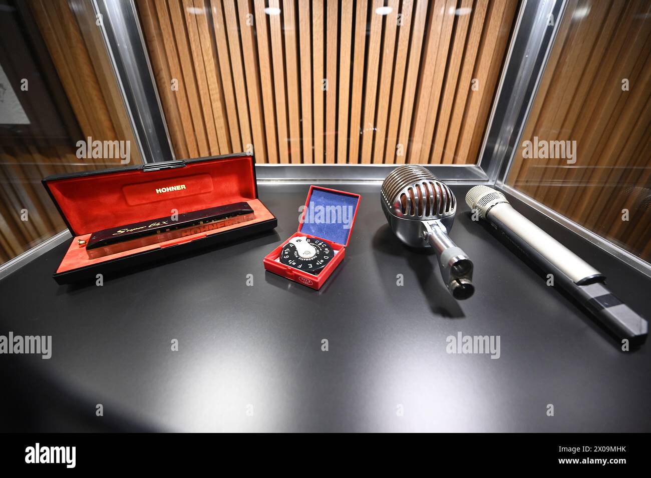 New York, USA. 10th Apr, 2024. (L-R) View of Stevie Wonder 'Duets' album studio-played Hohner harmonica, Kratt Mk2-S Master Key pitch pipe, Shure Brothers 55o Unidyne microphone on display during Julian's Auctions 'Tony Bennett: A Life Well Lived' auction exhibition opening preview at Jazz at Lincoln Center, New York, NY, April 10, 2024.(Photo by Anthony Behar/Sipa USA) Credit: Sipa USA/Alamy Live News Stock Photo