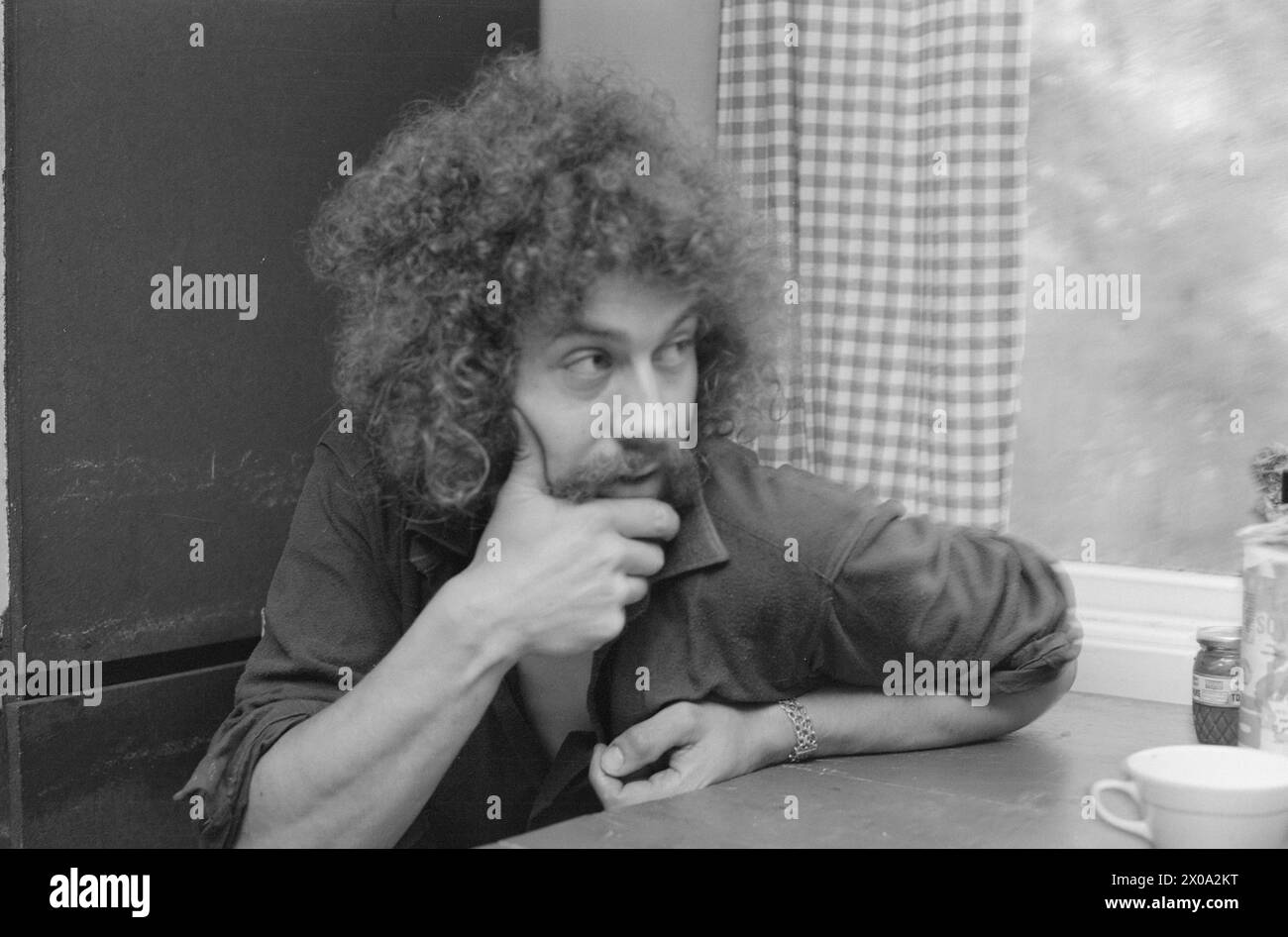 Aktuell 39-1-1973 : Pussycat'en som ble bondeFor noen år siden levde han et liv som populær musiker i gruppa The Pussycats blant hylende tenåringer, omgitt av kyniske skandaler som blant annet førte til konflikt med politiet. I dag driver Ottar Aasegg et lite gardsbruk på den nesten avfolkede Karlsøya i Troms.  Foto: Aage Storløkken / Aktuell / NTB ***FOTO IKKE BILDEBEHANDLET***    This text has been automatically translated! Stock Photo