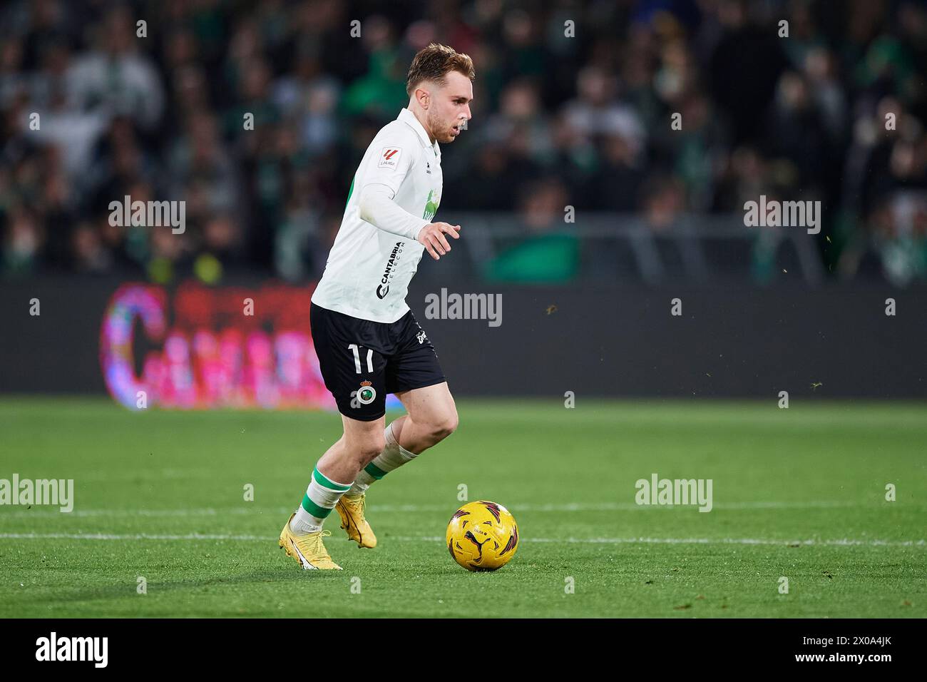 Gerard Fernandez 'Peque’ of Real Racing Club with the ball during the