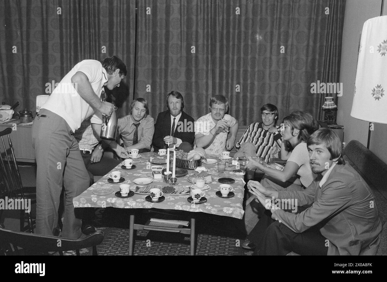 Aktuell 36-6-1973 : En løper i innspurtenArne Kvalheim har lagt joggeskoene på hylla for en stund. Med beinhardt tempo har han kastet seg inn i Arbeiderpartiets valgkamp.  Vell tre timer ble det diskutert hos familien Grøndahl på Haugenstua i Oslo. Arne Kvalheim var en populær gjest.  Foto: Sverre A. Børretzen / Aktuell / NTB ***FOTO IKKE BILDEBEHANDLET***    This text has been automatically translated! Stock Photo