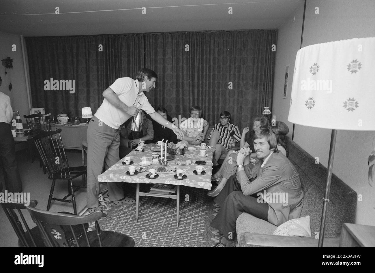 Aktuell 36-6-1973 : En løper i innspurtenArne Kvalheim har lagt joggeskoene på hylla for en stund. Med beinhardt tempo har han kastet seg inn i Arbeiderpartiets valgkamp.  Vell tre timer ble det diskutert hos familien Grøndahl på Haugenstua i Oslo. Arne Kvalheim var en populær gjest.  Foto: Sverre A. Børretzen / Aktuell / NTB ***FOTO IKKE BILDEBEHANDLET***    This text has been automatically translated! Stock Photo