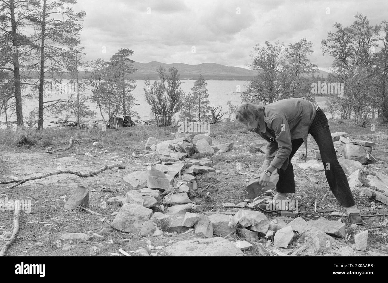 Aktuell 37-1-1973 : Forsvars-sjefen bryter lovenKommunene til kamp mot ulovlig hyttebygging. Nye vedtekter til bygningsloven setter en stopper for spredt og ukontrollert hyttebygging. Men enkelte tar sjansen og går utenom loven. Det kan straffe seg. Nylig ble en hytte revet i Engerdal. Og flere står for tur. En av de som har satt opp hytte uten byggetillatelse er Norges forsvarssjef Herman Zeiner-Gundersen. Forsvarssjefen kan regne med at han likevel vil få byggetillatelse, men han kan risikere en bot for sitt brudd på bygningsloven. En Oslo-advokat som bygget hytte på statens grunn på Sollerø Stock Photo