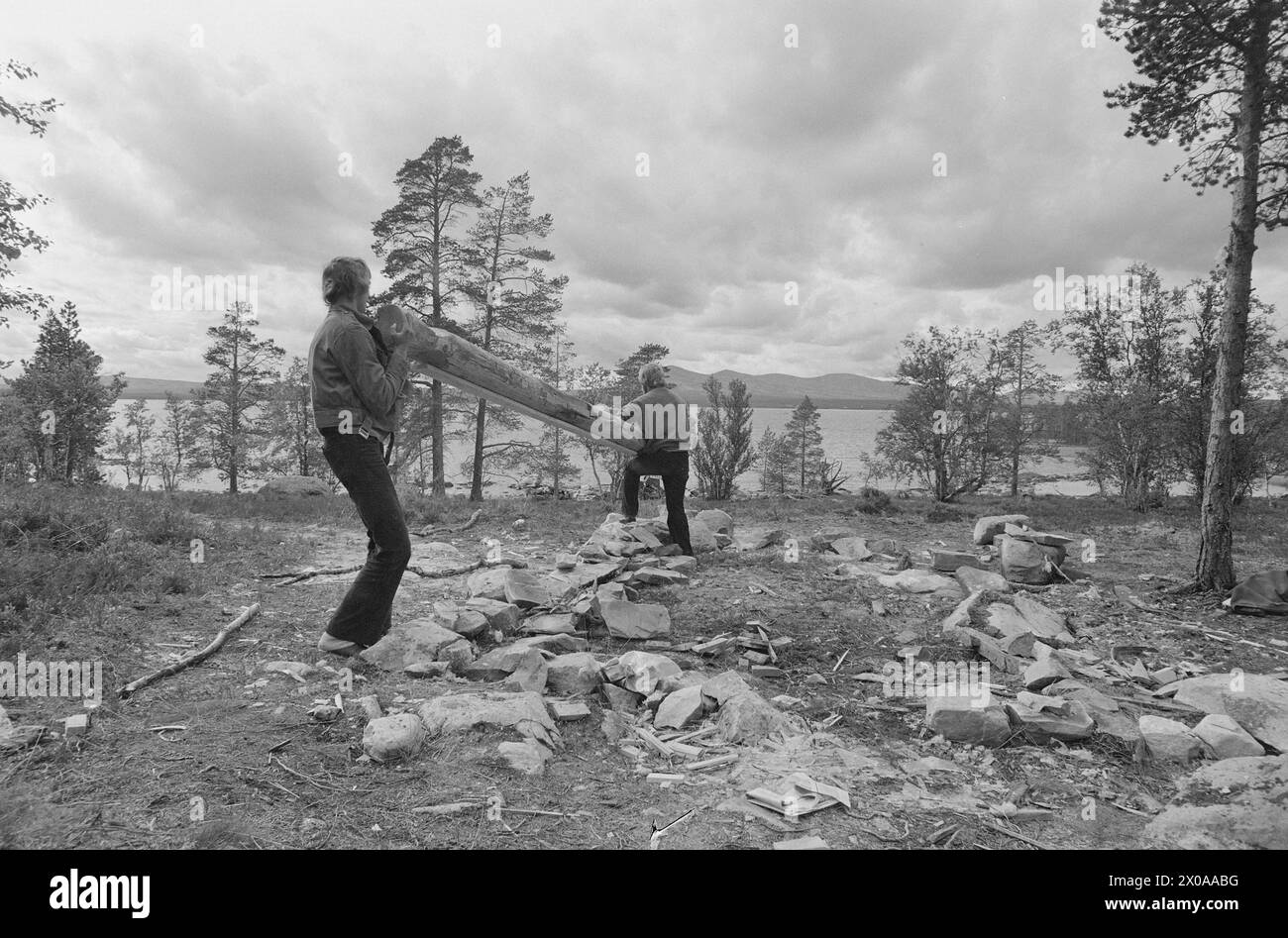 Aktuell 37-1-1973 : Forsvars-sjefen bryter lovenKommunene til kamp mot ulovlig hyttebygging. Nye vedtekter til bygningsloven setter en stopper for spredt og ukontrollert hyttebygging. Men enkelte tar sjansen og går utenom loven. Det kan straffe seg. Nylig ble en hytte revet i Engerdal. Og flere står for tur. En av de som har satt opp hytte uten byggetillatelse er Norges forsvarssjef Herman Zeiner-Gundersen. Forsvarssjefen kan regne med at han likevel vil få byggetillatelse, men han kan risikere en bot for sitt brudd på bygningsloven. En Oslo-advokat som bygget hytte på statens grunn på Sollerø Stock Photo