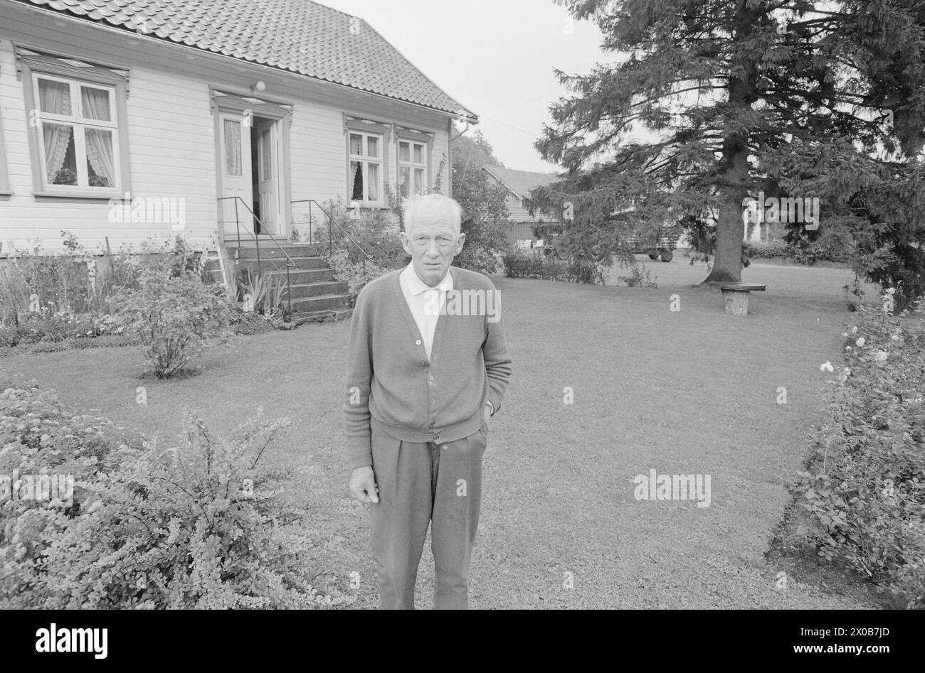 Aktuell 36-2-1973 : De holder kokenDet er 57 år siden Einar Gerhardsen for første gang deltok i en valgkamp. Nå er han 75 år, men slåss fortsatt i fremste linje. Også i andre partier er de gamle med. Kjell Bondevik, 72 år, og Bent Røiseland, 71 år, spiller viktige roller i kampen. Aktuell har fulgt hver av dem én dag.  Røiseland slappet av hjemme i Holum, tl sønnen kjørte ham til et kveldsmøte i Vennesla.  Foto: Aage Storløkken / Aktuell / NTB ***FOTO IKKE BILDEBEHANDLET***    This text has been automatically translated! Stock Photo