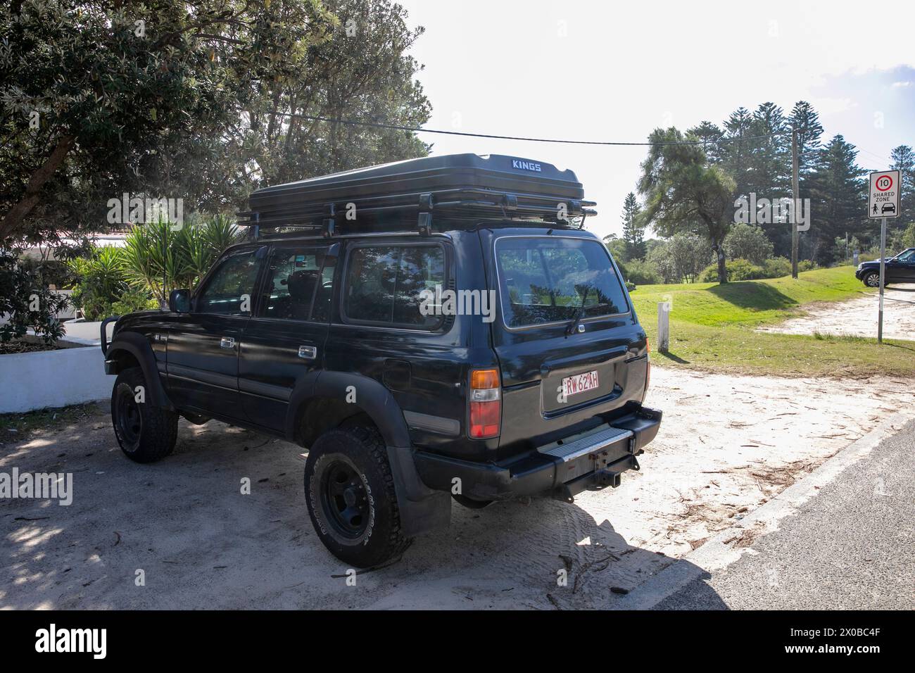 1995 model Toyota Landcruiser 80 series, parked at Palm Beach in Sydney Australia with Kings roof top tent fitted Stock Photo