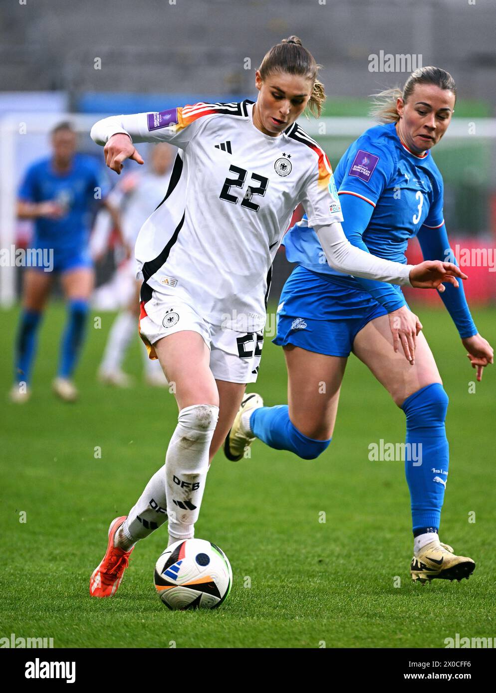 Football, Germany, Women's national team, European Championship qualification, Tivoli Aachen: Germany - Iceland; Jule Brand (GER), Sandra Jessen (ISL) Stock Photo