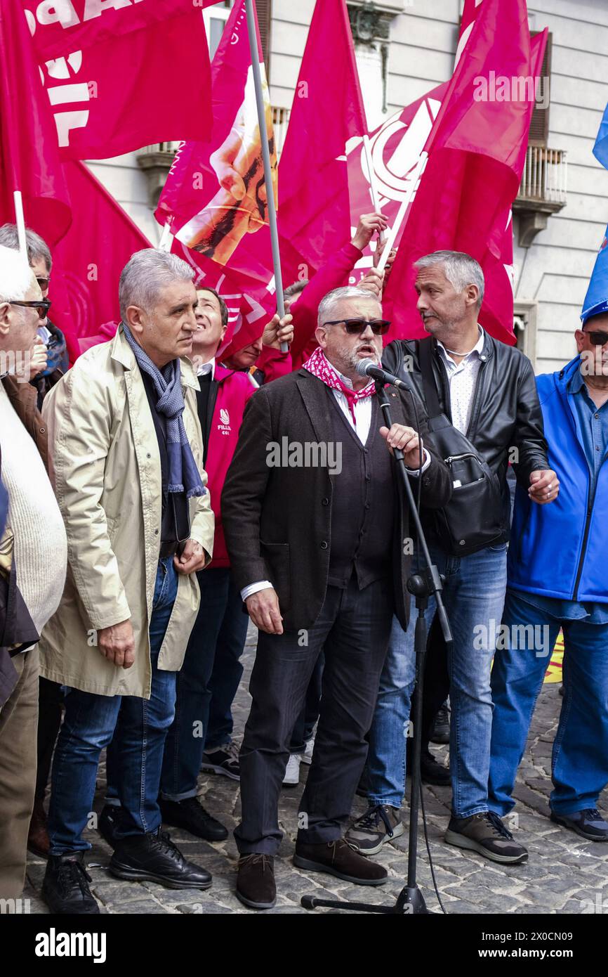 News - General strike CIGIL and UIL against deaths at work general strike and processions throughout Italy against deaths at work, in naples in piazza del plebiscito the unions Cgil and Uil, united with workers observe one minute s silence for the victims at work Napoli Napoli Italy Copyright: xAntonioxBalascox/xLiveMediax LPN 1305031 Stock Photo