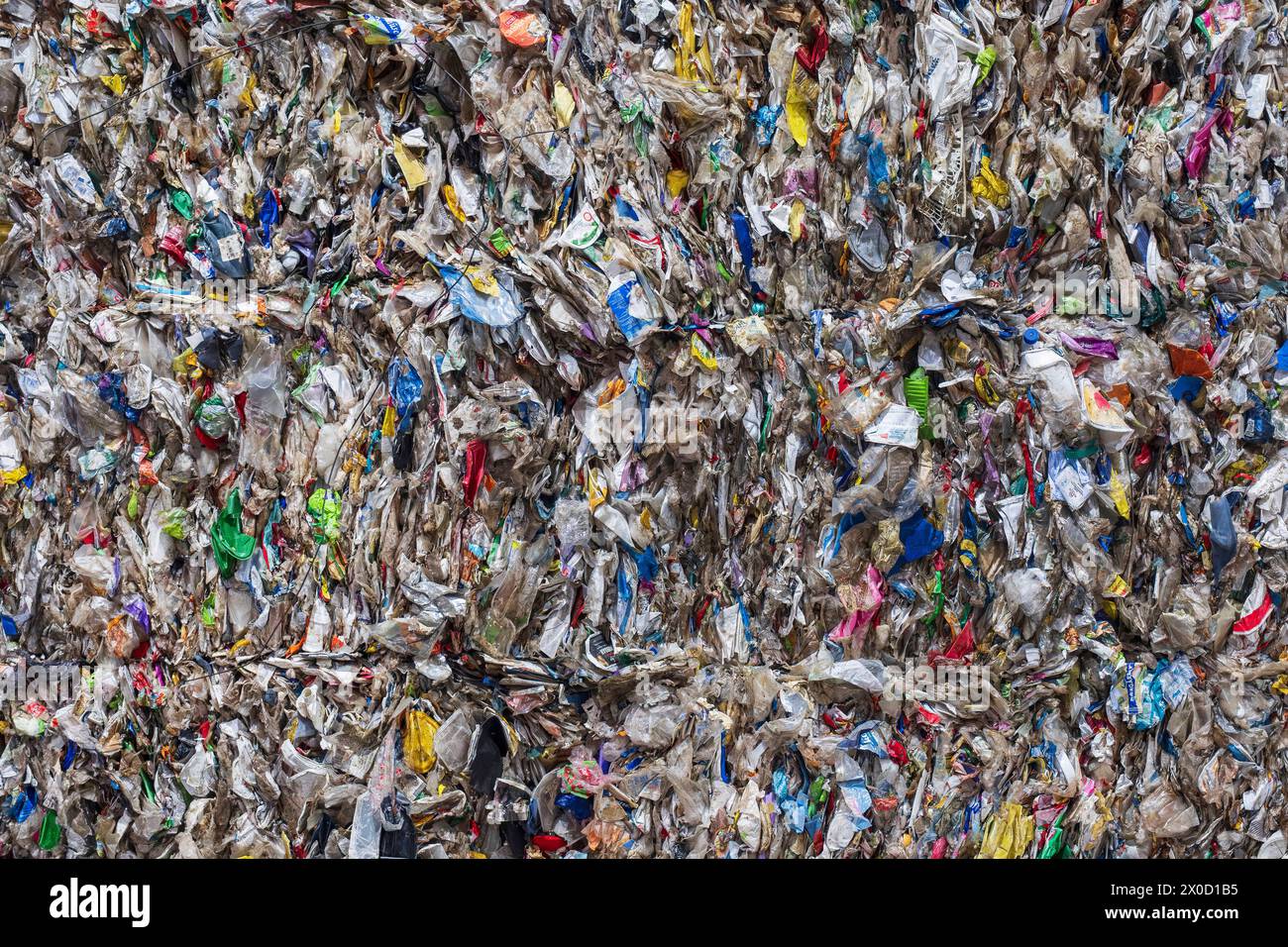 Sortierter Plastikmüll in einem Entsorgungsunternehmen *** Sorted plastic waste in a waste disposal company Deutschland, Germany GMS11499 Stock Photo