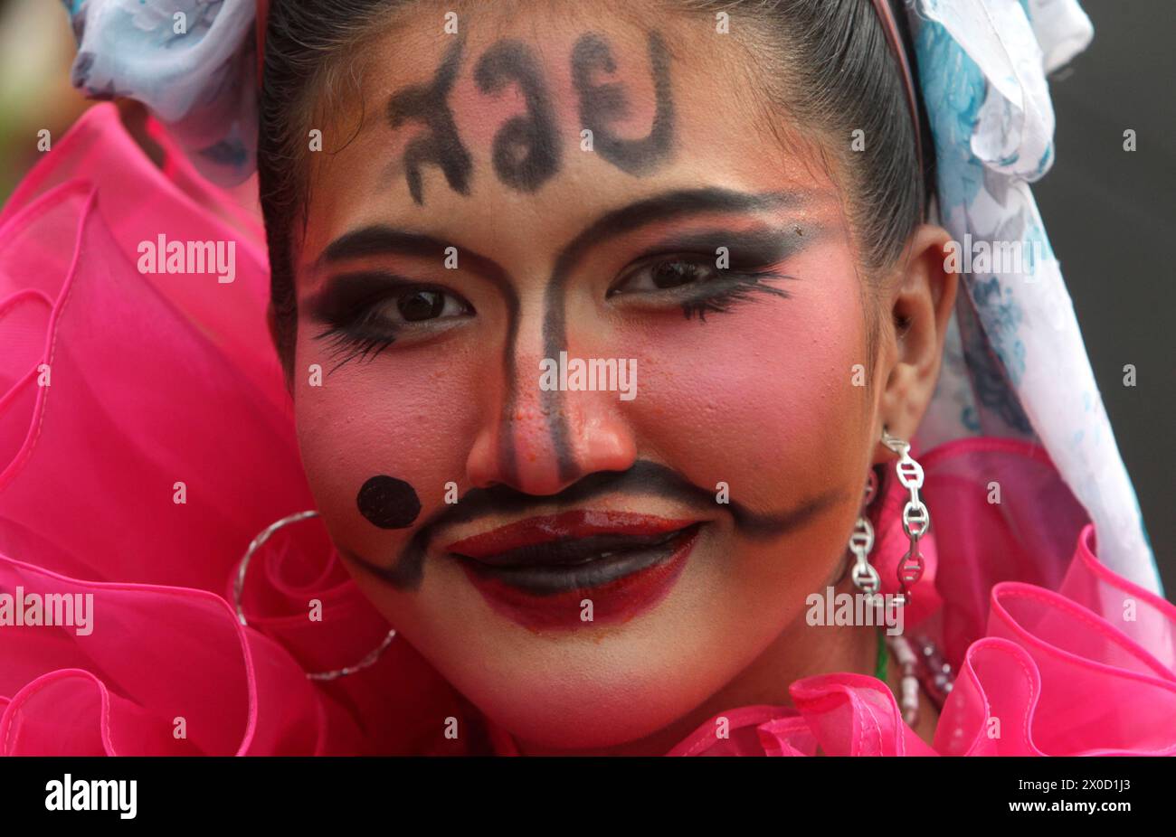 A performer is seen with make-up during the parade in celebration of the Maha Songkran World Water Festival in Bangkok. The event was held to promote tourism in Thailand. (Photo by Chaiwat Subprasom / SOPA Images/Sipa USA) Stock Photo