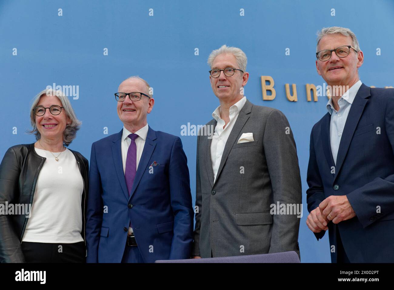 Massive Kritik an Ampel-Krankenhausreform 2024-04-11 Deutschland, Berlin - Bundespressekonferenz: Apotheker, Kassenärzte, Zahnärzte und Krankenhausgesellschaft sehen die Gesundheitsversorgung in Gefahr. Im Bild v.l. Gabriele Regina Overwiening, Präsidentin der Bundesvereinigung Deutscher Apothekerverbände e.V. ABDA, Martin Hendges, Vorstandsvorsitzender der Kassenzahnärztlichen Bundesvereinigung KZVB, Dr. Andreas Gassen, Vorstandsvorsitzender der Kassenärztlichen Bundesvereinigung KBV, und Dr. Gerald Gaß, Vorstandsvorsitzender der Deutschen Krankenhausgesellschaft e.V. DKG. *** Massive critici Stock Photo