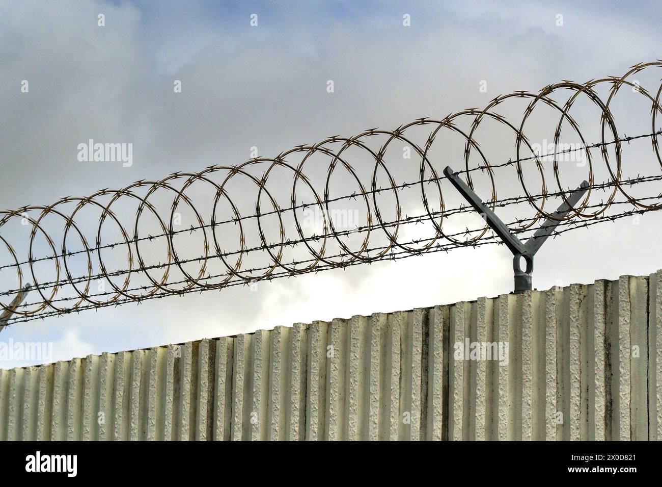 Razor wire fence sharp deterrent hi-res stock photography and images ...