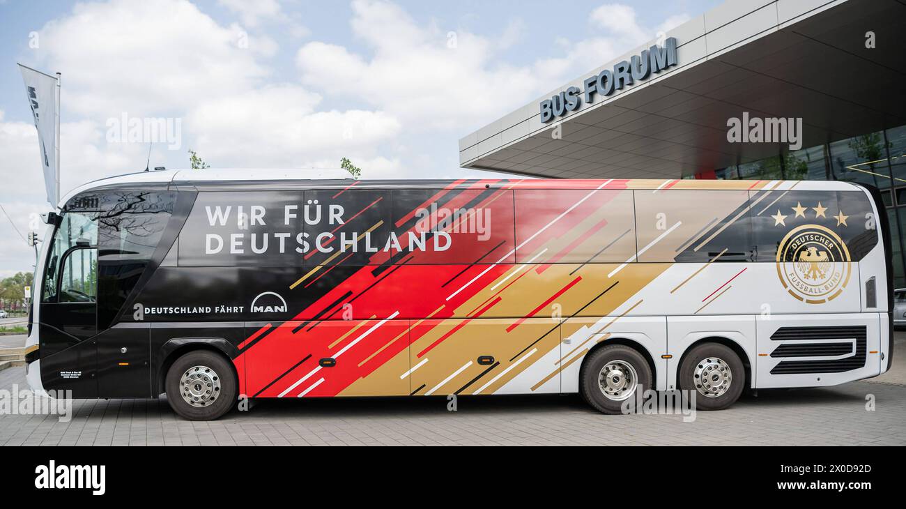 Muenchen GER, Mannschaftsbus Deutsche Fussball Nationalmannschaft zur Europameisterschaft Deutschland 2024, MAN Bus Forum Ludwigsfeld, 11.04.2024. Mannschafts-Bus mit der Aufschrift: Wir fuer Deutschland und Deutschland faehrt MAN. Hinten das Logo des DFB. GER, Mannschaftsbus Deutsche Fussball Nationalmannschaft zur Europameisterschaft Deutschland 2024, MAN Bus Forum Ludwigsfeld, 11.04.2024. *** Munich GER, Team bus German national football team for the European Championship Germany 2024, MAN Bus Forum Ludwigsfeld, 11 04 2024 Team bus with the inscription Wir fuer Deutschland and Deutschland f Stock Photo