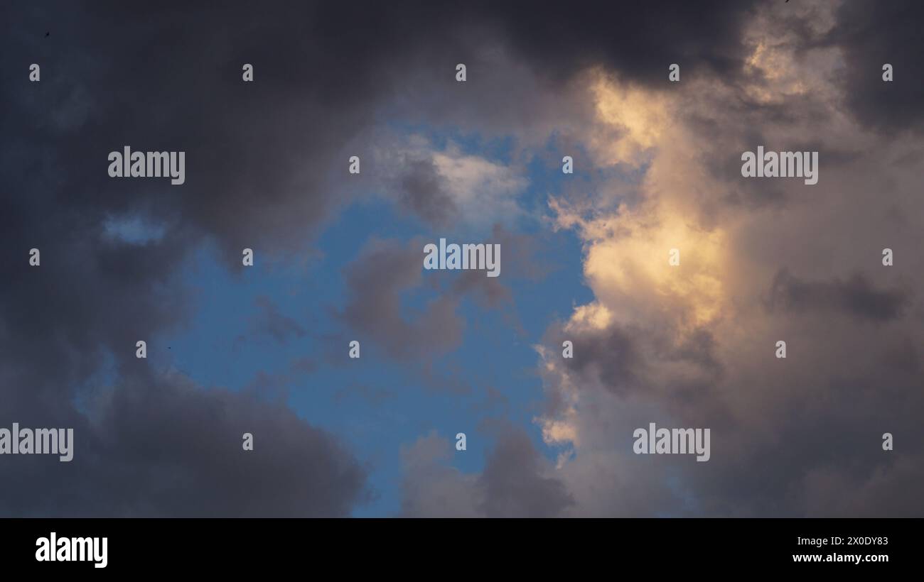 wolkengebilde, blauer Himmel Stock Photo