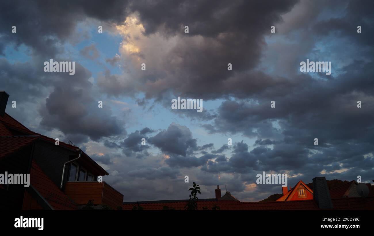 Wolkengebilde, Himmel, Haus, Sonnenlicht Stock Photo