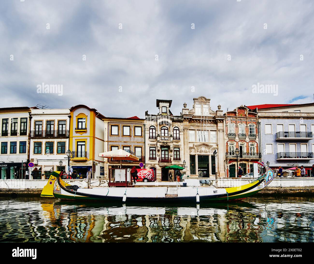 Traditional Moliceiro boats on the canals of Aveiro, Portugal Stock Photo
