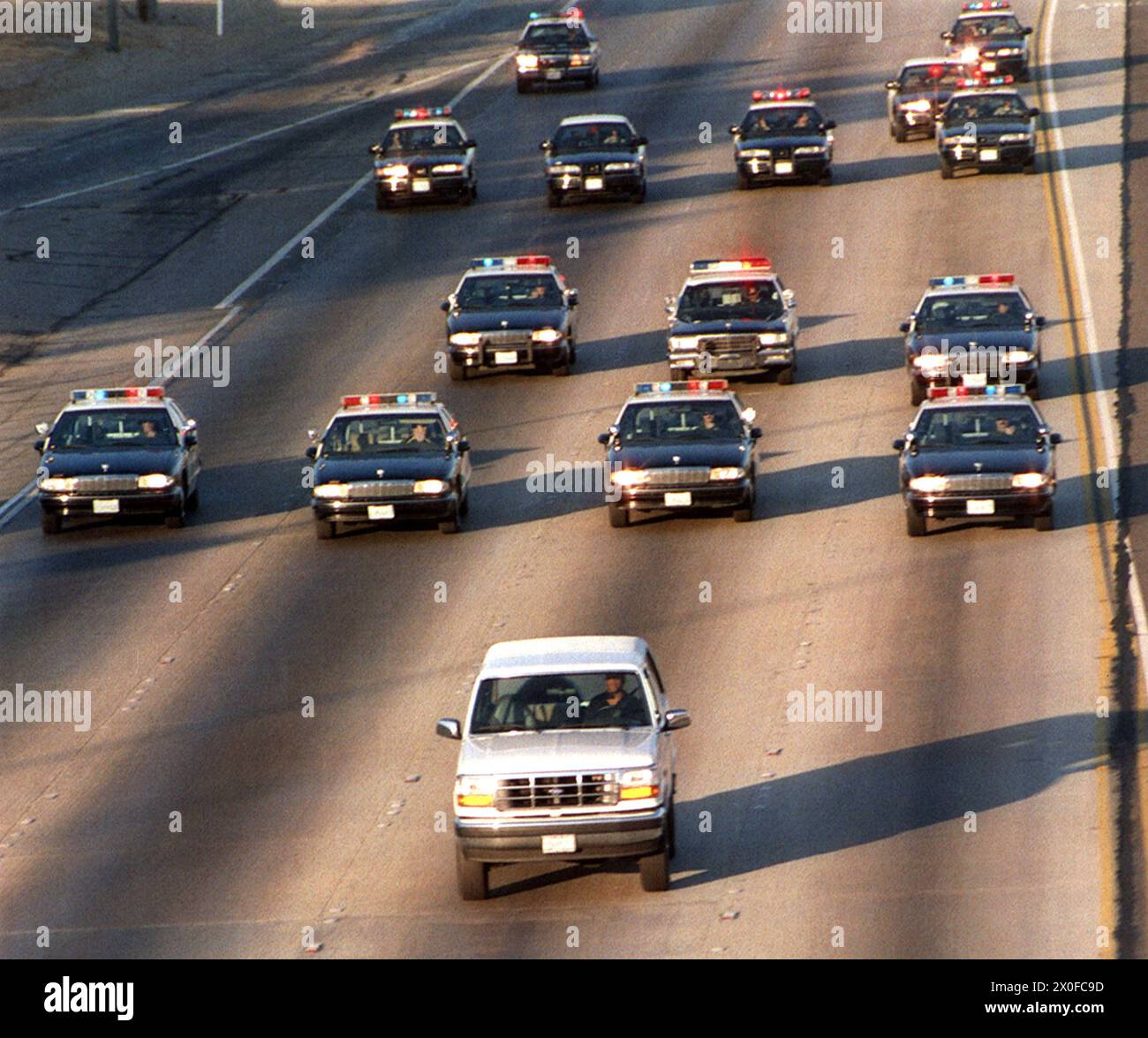 June 17, 1994, Los Angeles, California, USA: Wilmington Avenue overpass view of over a dozen California Highway Patrol cars in close pursuit of NFL football Hall of Fame superstar, TV/Film star O.J. SIMPSON, 46, who in the backseat of his friend's white Ford Bronco, with a gun to his own head, on the 91 freeway westbound. The Bronco is being driven by friend A.C. COWLINGS, 46. When Simpson returns to his home on Rockingham in Brentwood, Simpson is taken into custody for the suspected murder of his wife Nicole Brown Simpson. (Credit Image: © Branimir Kvartuc/ZUMA Press Wire) EDITORIAL USAGE ONL Stock Photo