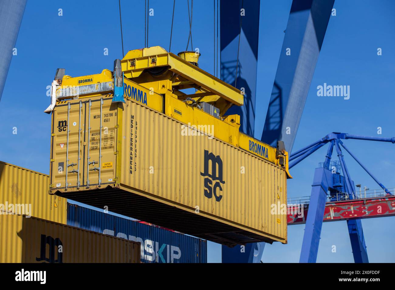 11. April 2024, Mannheim: Im Hafen wird ein Container der Reederei Mediterranean Shipping Company MSC verladen *** 11 April 2024, Mannheim A container from the Mediterranean Shipping Company MSC is loaded at the port Copyright: xx Stock Photo