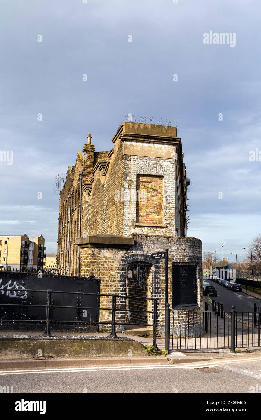 Entrance onto the Regents Canal towpath at Ben Johnson Road, Mile End, London, England Stock Photo