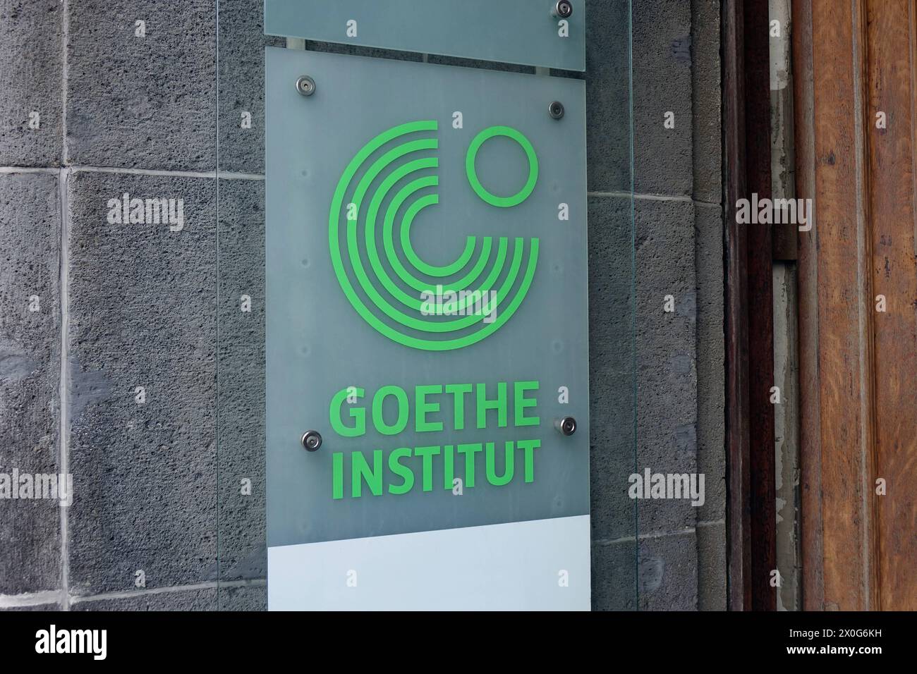 Schild mit Schriftzug Goethe-Institut Schild mit Schriftzug Goethe-Institut, 06.04.2024, Mitte, Berlin, Ein Goethe-Institut befindet sich in der Neuen Schönhauser Strasse von Berlin. *** Sign with lettering Goethe Institute Sign with lettering Goethe Institute, 06 04 2024, Mitte, Berlin, A Goethe Institute is located in the Neue Schönhauser Strasse of Berlin Stock Photo