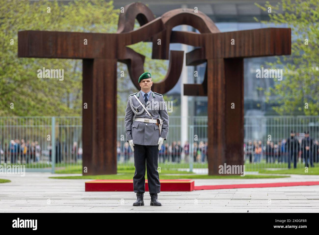 Berlin, Deutschland. 12th Apr, 2024. Soldiers from the Bundeswehr Guard Battalion, photographed during a reception with military honors in the courtyard of the Federal Chancellery in Berlin, April 12, 2024. Credit: dpa/Alamy Live News Stock Photo