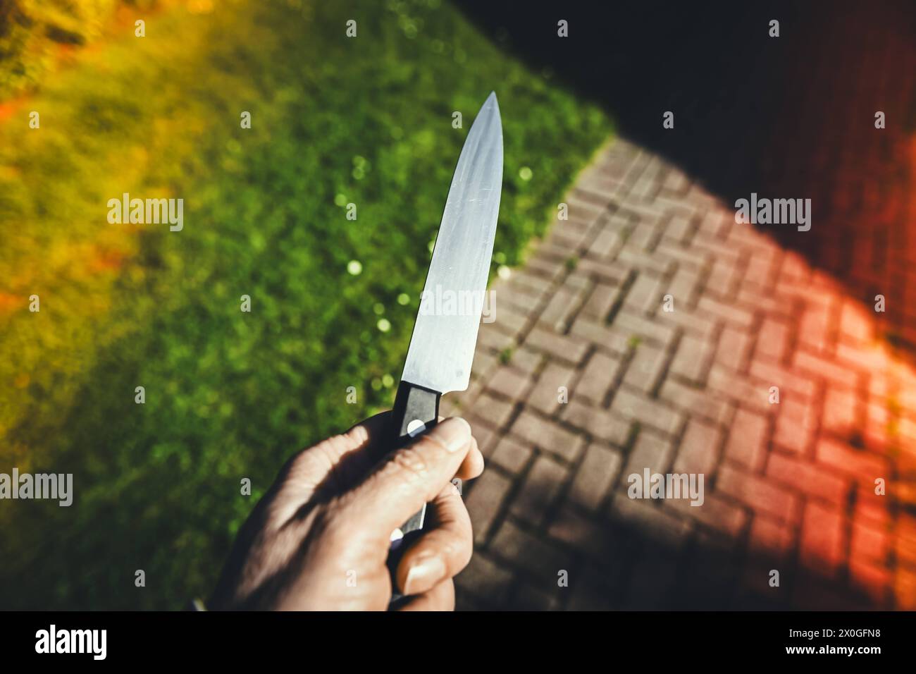 Männerhand mit Messer, Symbolfoto Kriminalität *** Male hand with knife, symbolic photo crime Stock Photo