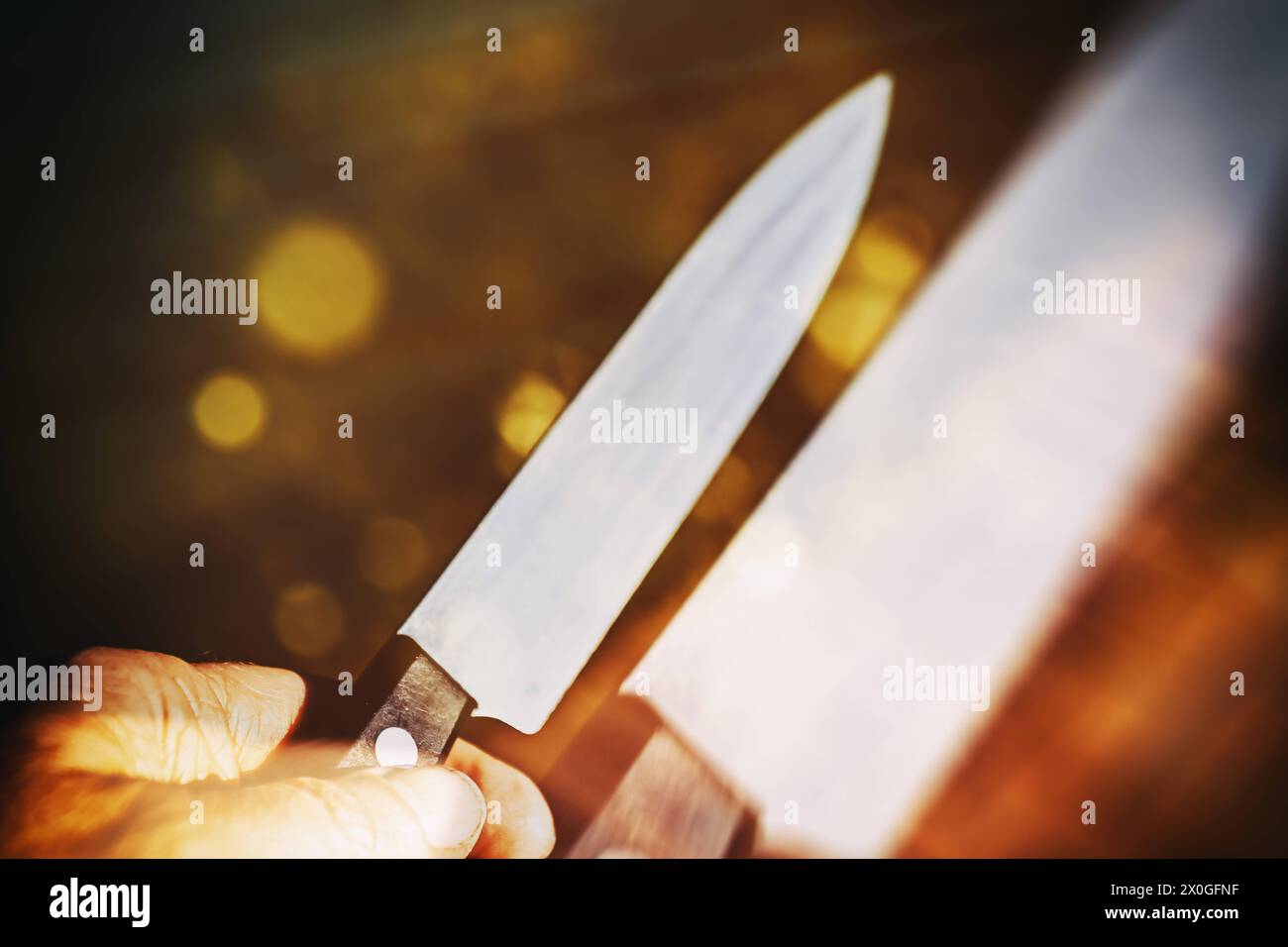 FOTOMONTAGE, Männerhand mit Messer, Symbolfoto Kriminalität *** FOTOMONTAGE, male hand with knife, symbolic photo crime Stock Photo