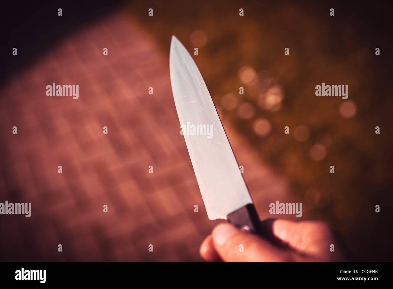 Männerhand mit Messer, Symbolfoto Kriminalität *** Male hand with knife, symbolic photo crime Stock Photo